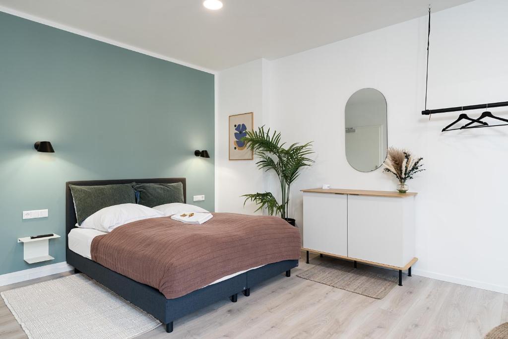 Postel nebo postele na pokoji v ubytování BRIGHT Hildesheim Angoulemeplatz