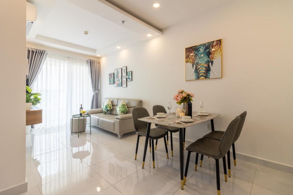 una sala da pranzo e un soggiorno con tavolo e sedie. di New Luxury 2BR Apt - Terra Royal Ho Chi Minh City ad Ho Chi Minh
