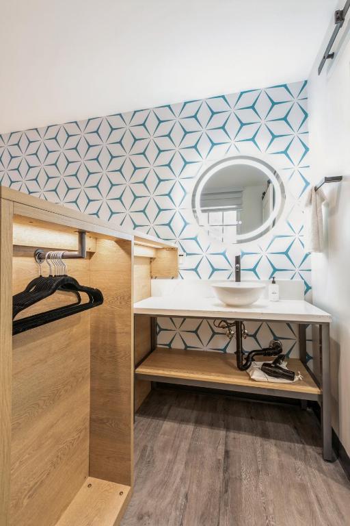 Kasa Niche Hotel Redwood City - Queen Room (Self Check-in With Virtual Front Desk)