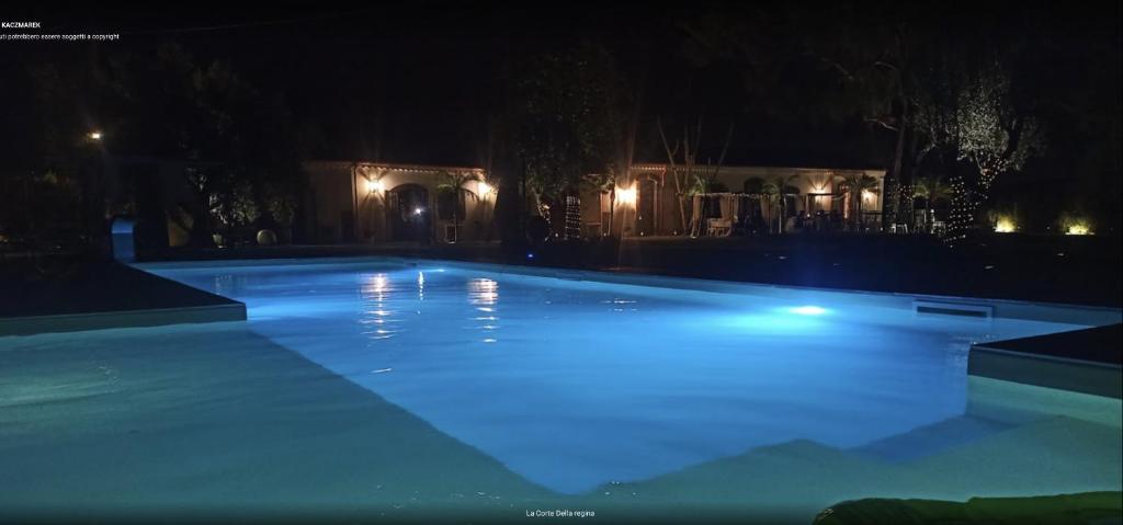 卡塔尼亞的住宿－La Corte Della Regina，夜间大型游泳池,灯光照亮