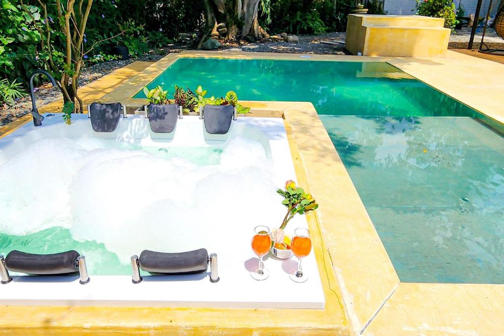 una piscina con mesa y copas de vino en Luxury Home In Aguacatala, en Medellín