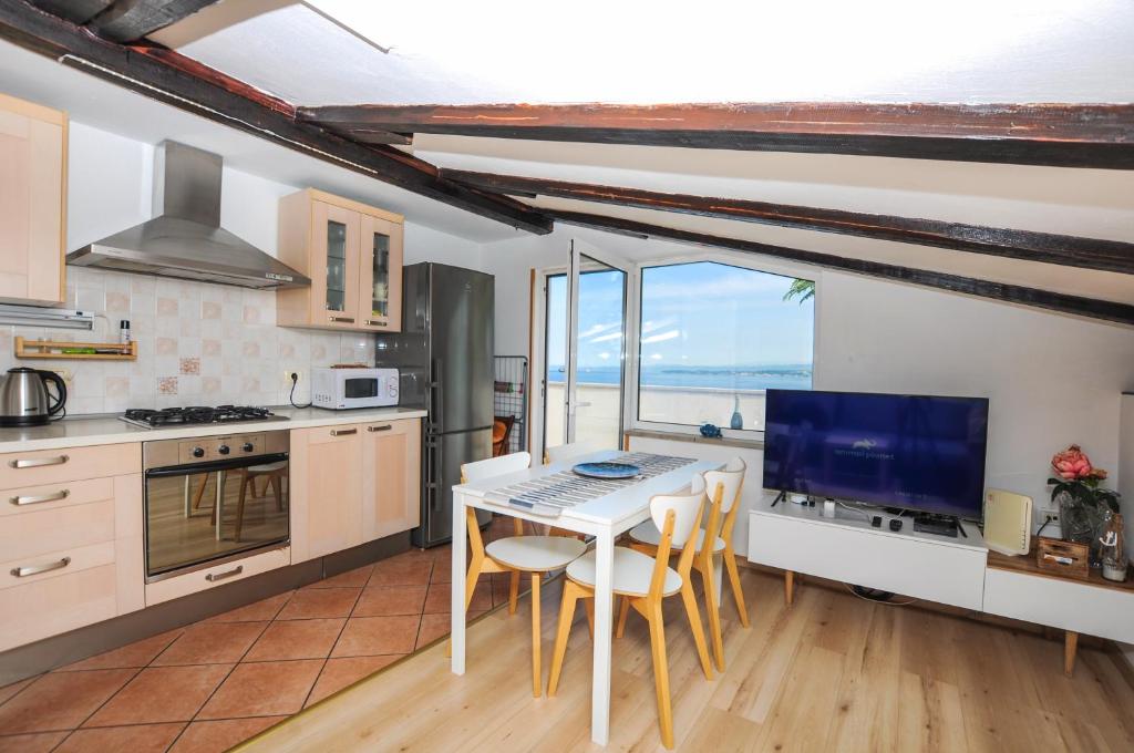 Kuchyň nebo kuchyňský kout v ubytování Bellevue Molet apartments Koper