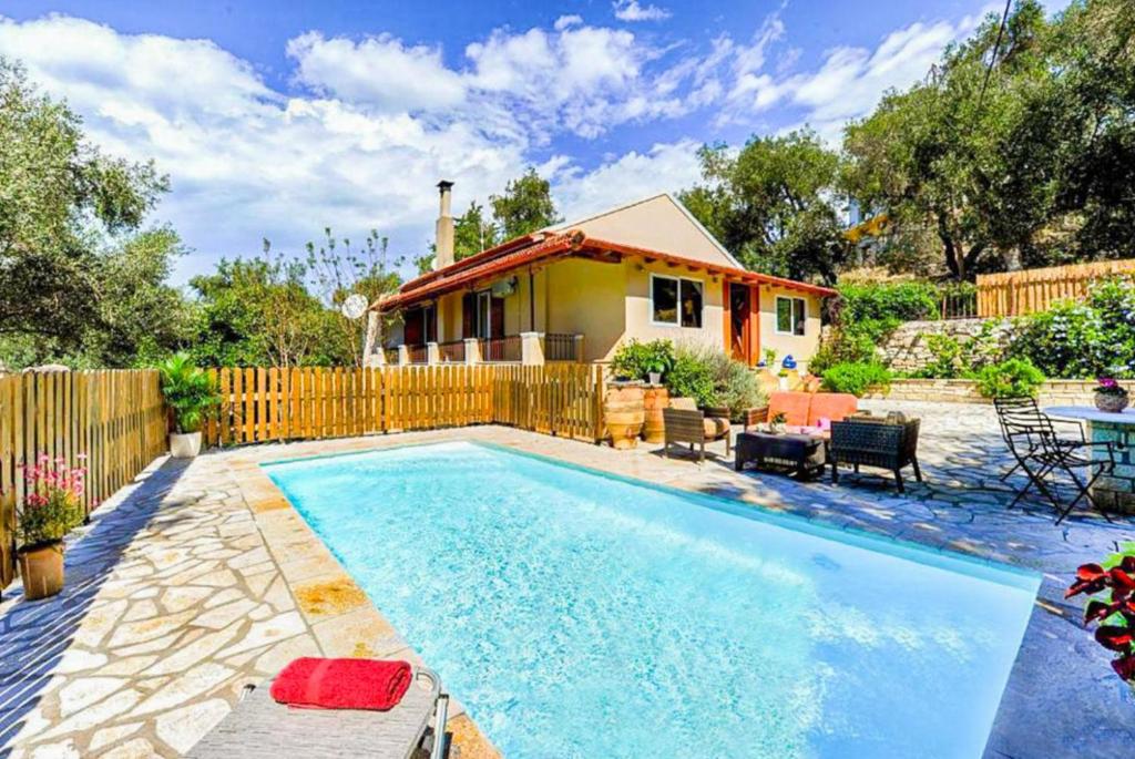 Bazén v ubytování Dimitris Cottage nebo v jeho okolí