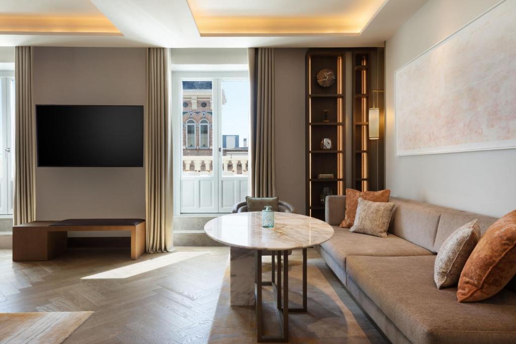 TV a/nebo společenská místnost v ubytování JW Marriott Hotel Madrid