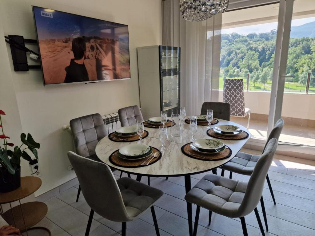 uma sala de jantar com mesa e cadeiras em Barquerina - Ría de Villaviciosa em Villaviciosa