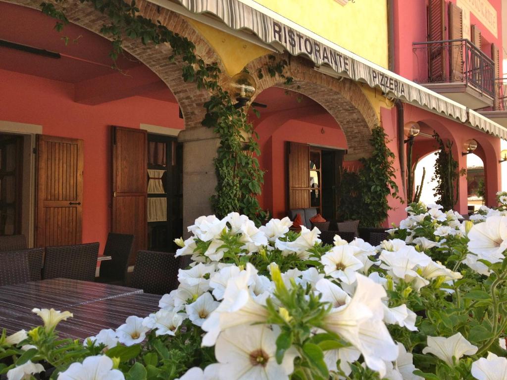 una mesa con flores blancas frente a un edificio en Albergo Ristorante La Rocca, en Firenzuola