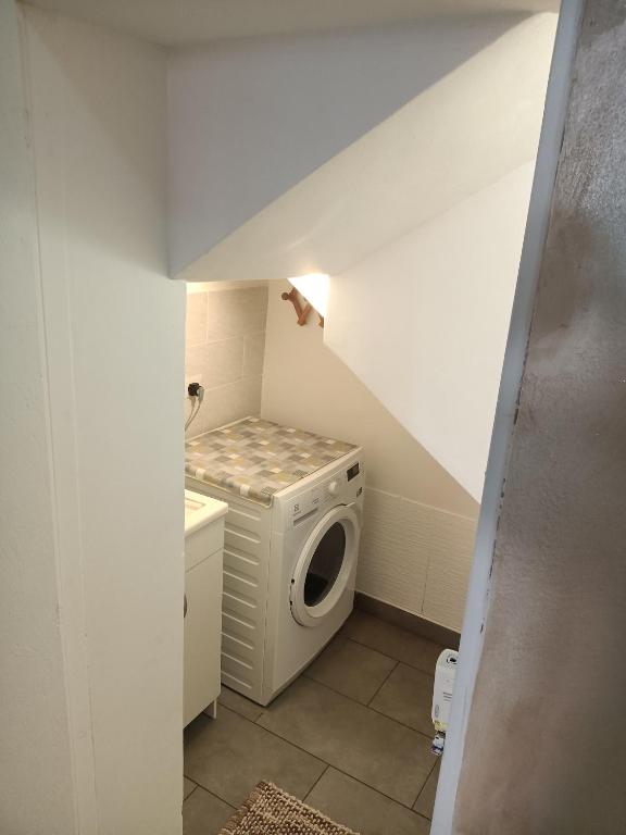 a laundry room with a washing machine and a washer at Delilah's house in Catania