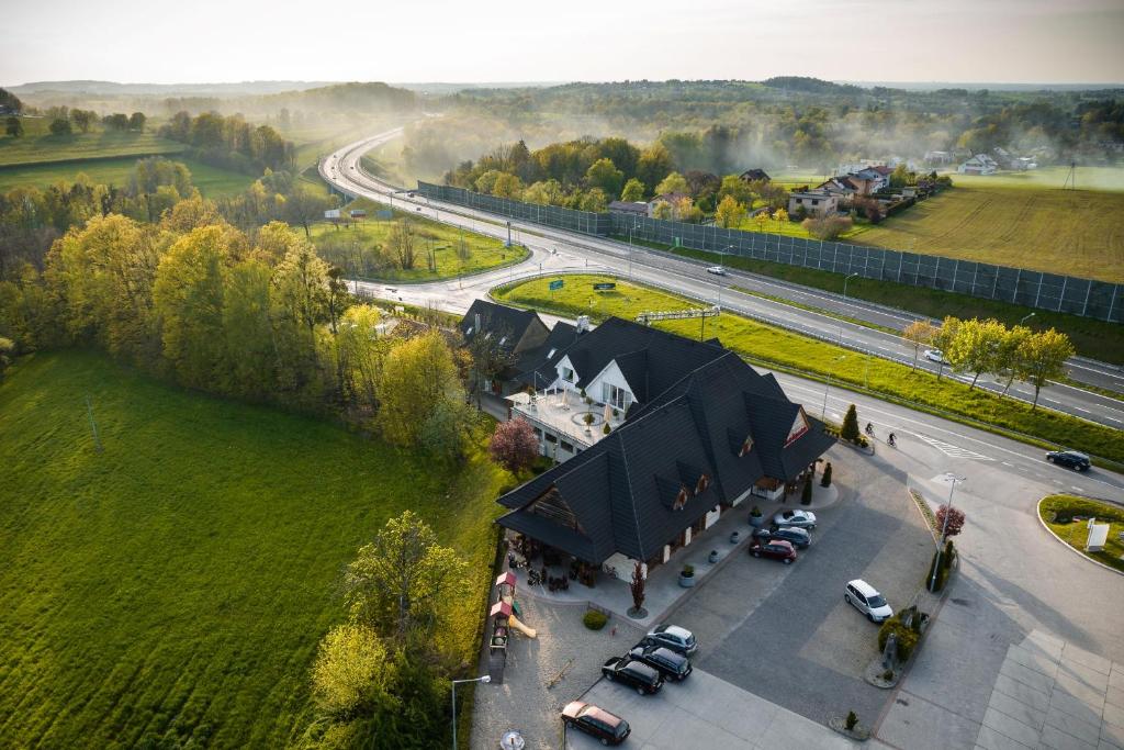 un gran edificio con techo negro en una carretera en Dwór Świętoszówka, en Świętoszówka