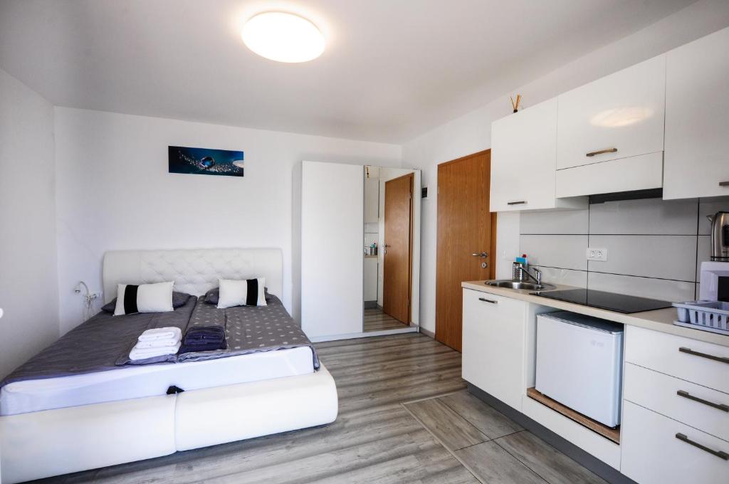 Postel nebo postele na pokoji v ubytování Bellevue Molet apartments Koper