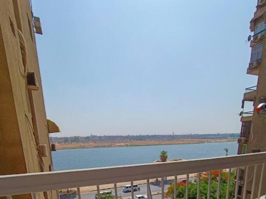 uma varanda com vista para o rio em شقة فندقية تري النيل بالمعادى no Cairo