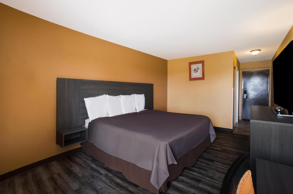 een hotelkamer met een bed en een televisie bij Econo Lodge in Allentown