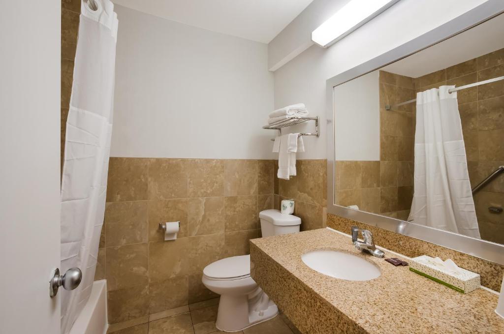 Koupelna v ubytování Econo Lodge
