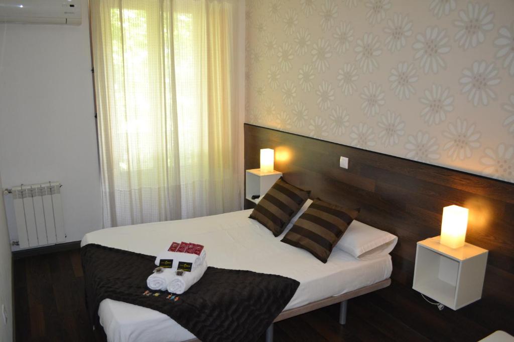 ein Schlafzimmer mit einem Bett mit einem Spielzeuglaster darauf in der Unterkunft Hostal El Brezo in Madrid
