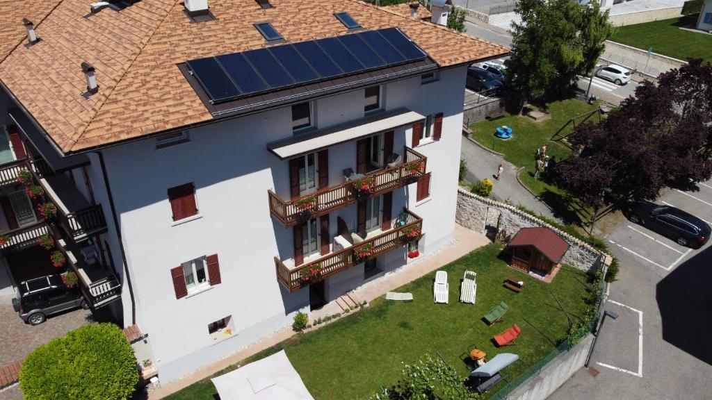 einen Blick über ein Haus mit Solardach in der Unterkunft Agriturismo La Canonica in Brez