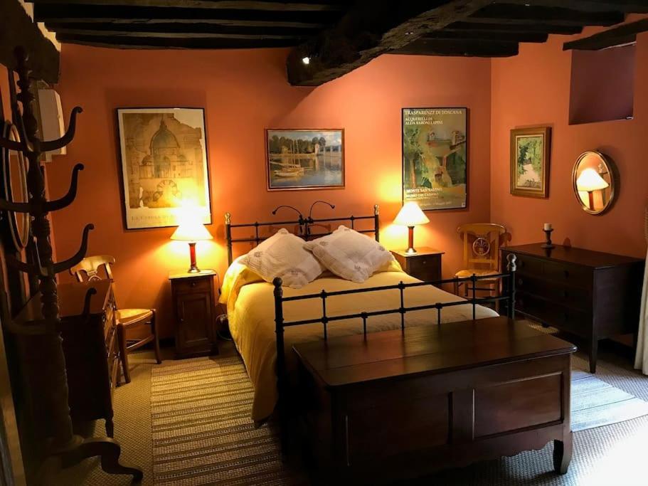 Maison Médiévale في دينان: غرفة نوم بسرير وطاولتين ومصباحين