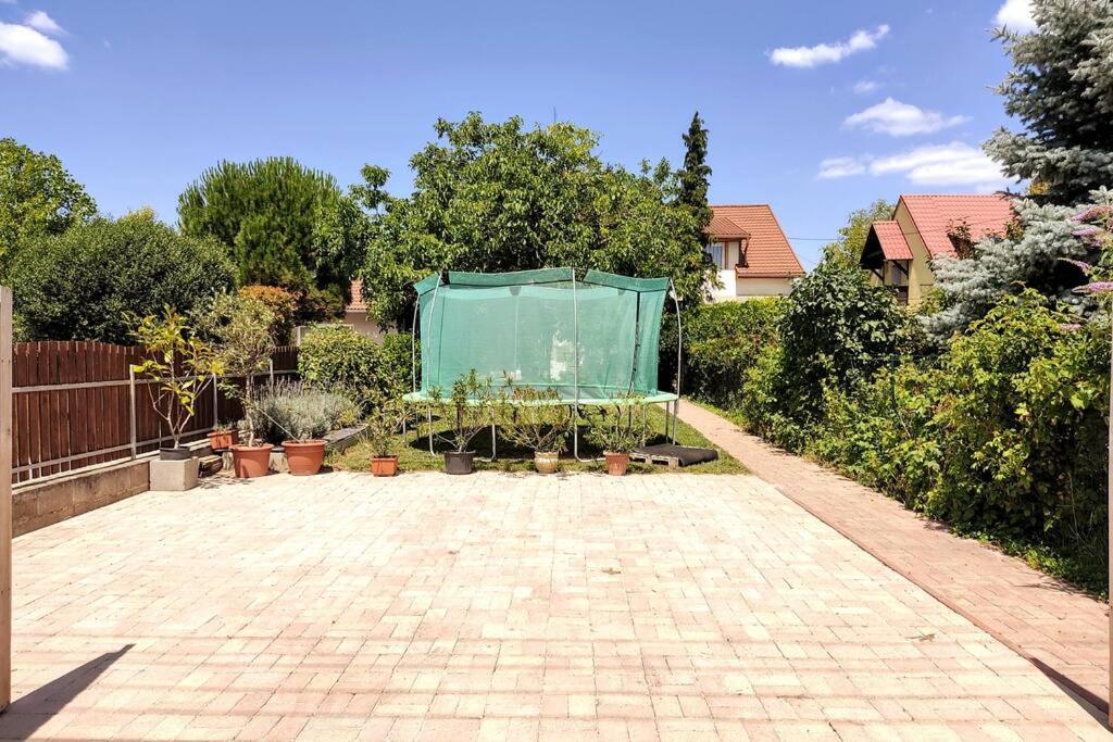Zahrada ubytování Flóra House 3 minutes from Lake Balaton