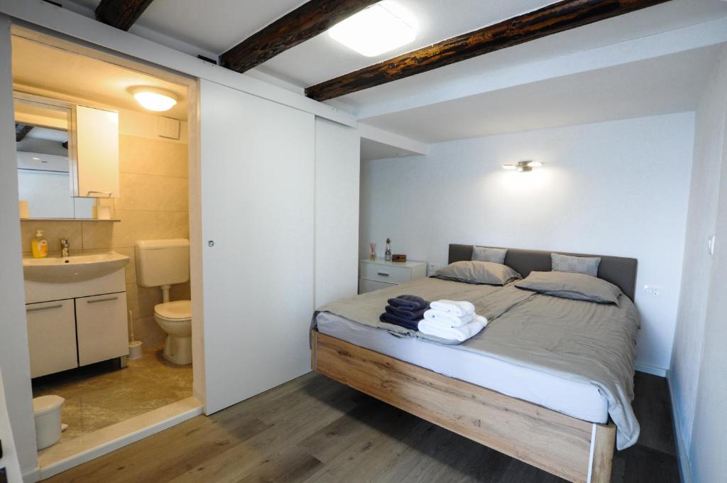 Postel nebo postele na pokoji v ubytování Bellevue Molet apartments Koper