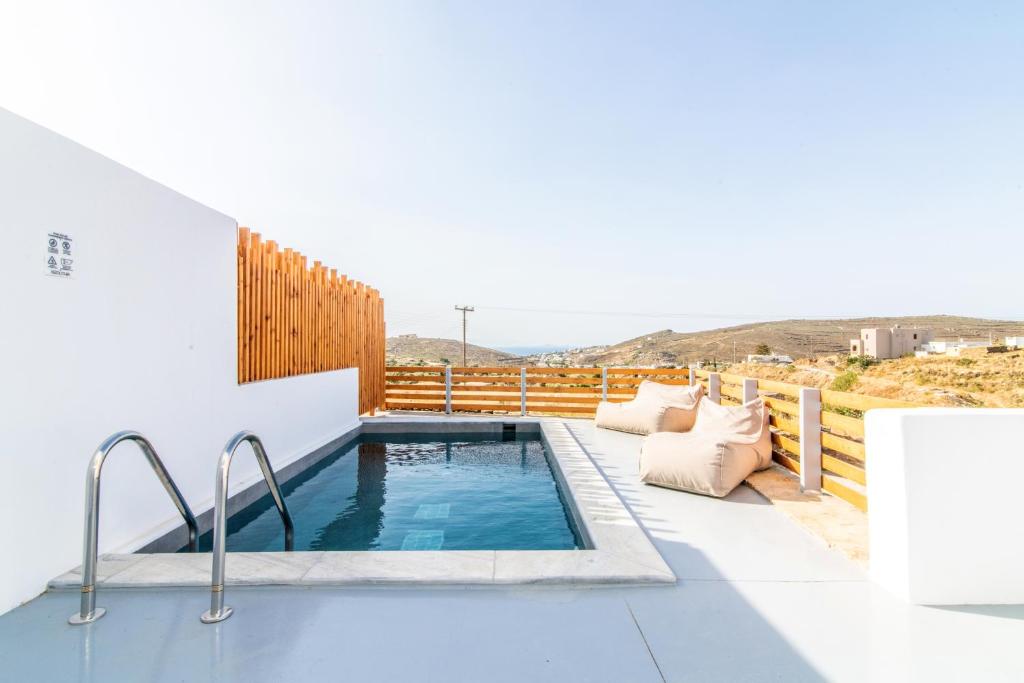 uma piscina no telhado de uma casa em XEROLITHIA I em Ayios Sostis