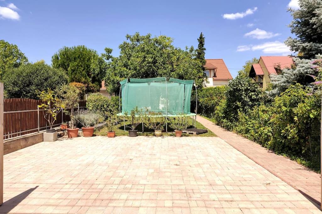 Zahrada ubytování Flóra House 3 minutes from Lake Balaton