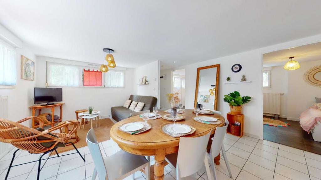une salle à manger et un salon avec une table et des chaises dans l'établissement Essey-St Bohème 6 pers parking apt en souplex, à Essey-lès-Nancy