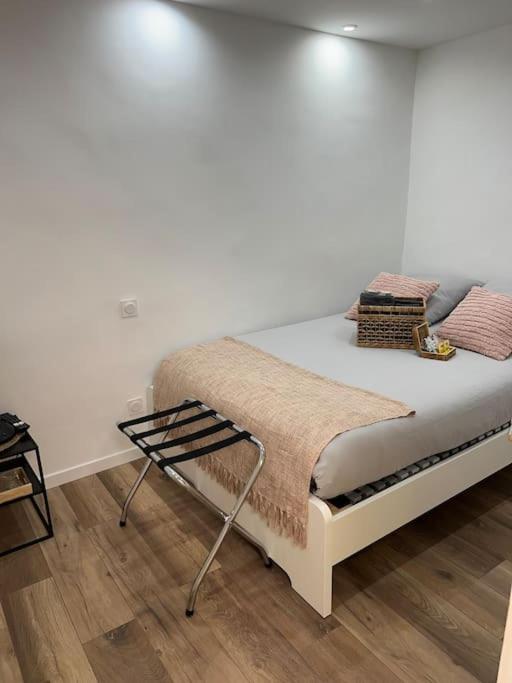 Ce lit se trouve dans un dortoir doté d'un mur blanc. dans l'établissement Chambre Mignet, à Aix-en-Provence