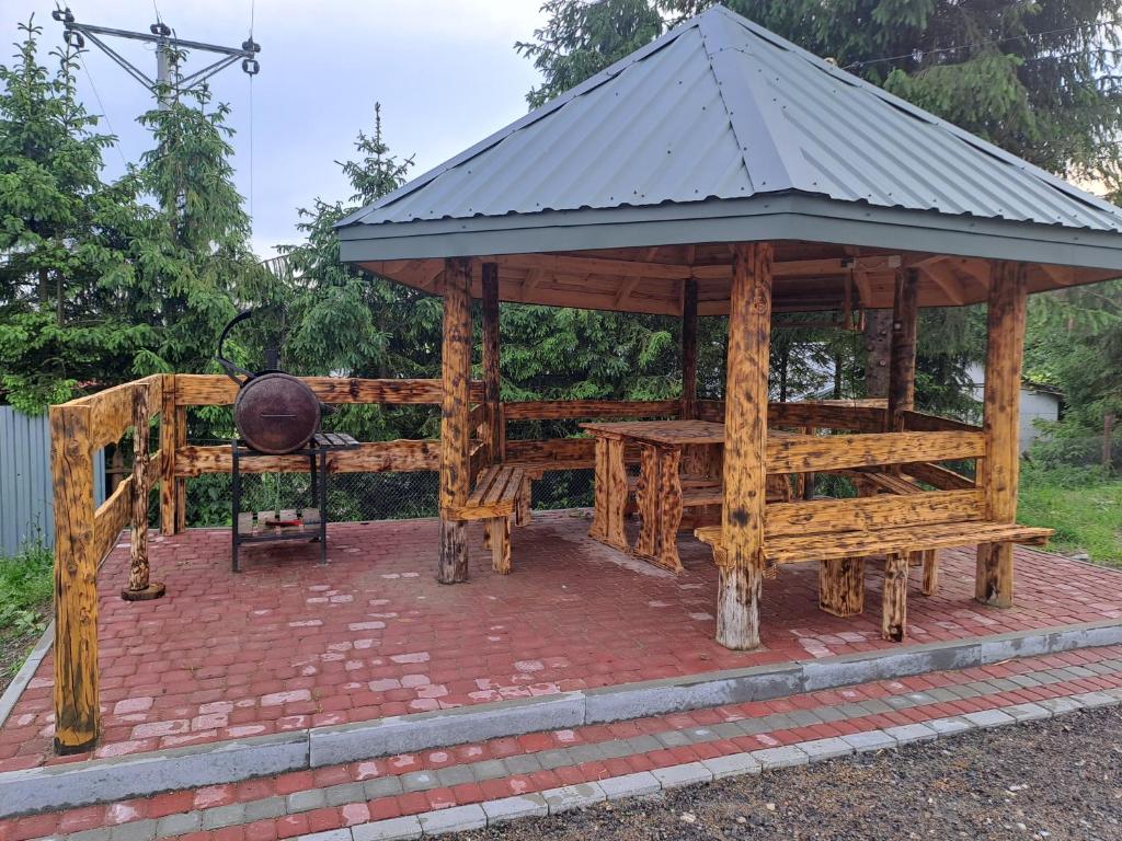 RopienkaにあるNoclegi u Wandyの木造のガゼボ(テーブル、グリル付)