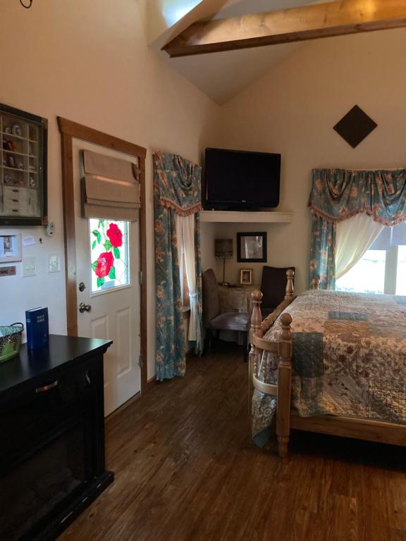 All Seasons Treehouse Village - Bluejay Treehouse5