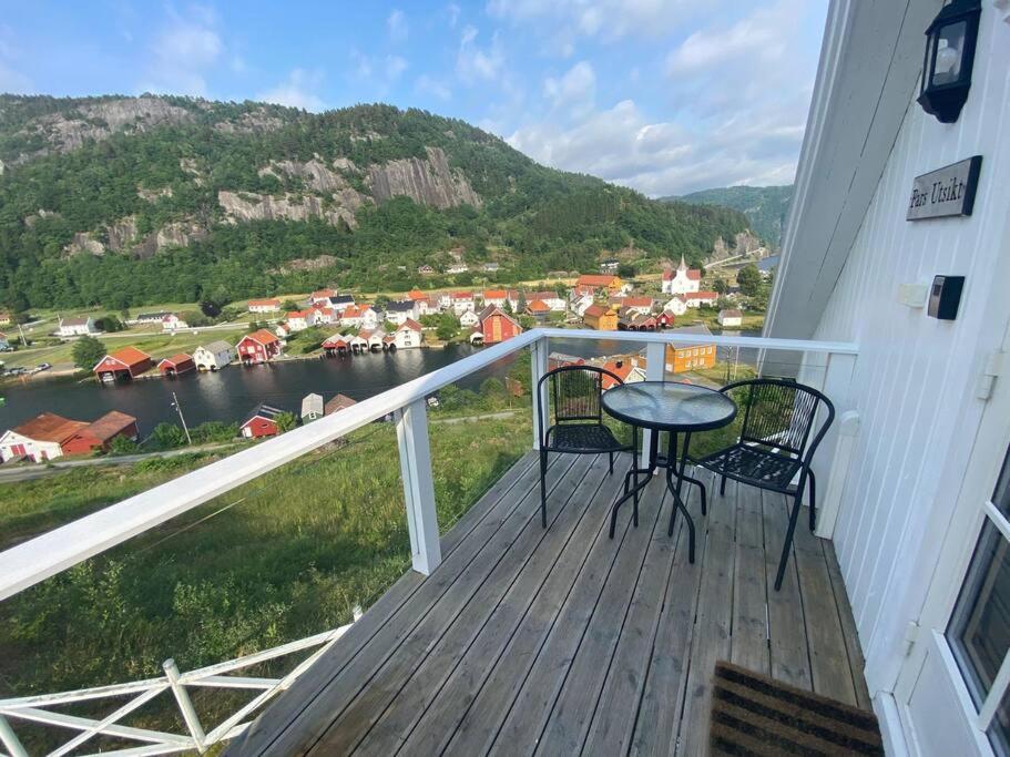 d'un balcon avec une table et des chaises et une vue sur la rivière. dans l'établissement Southern bliss - Sørlandsidyll, à Feda