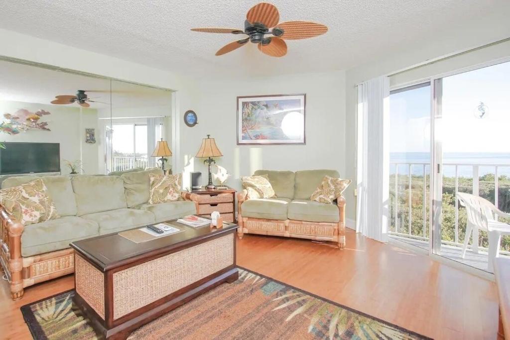 uma sala de estar com um sofá e uma mesa em Tropical Daze Oceanfront Paradise em Tavernier