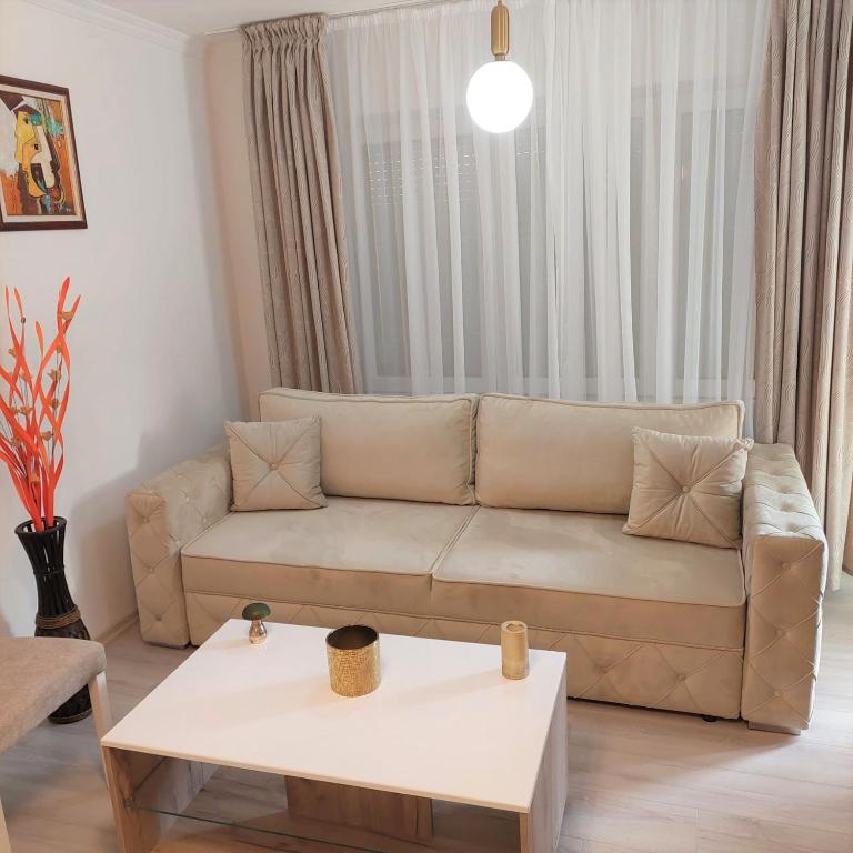 een woonkamer met een bank en een tafel bij City lux Square apartments Skopje in Skopje