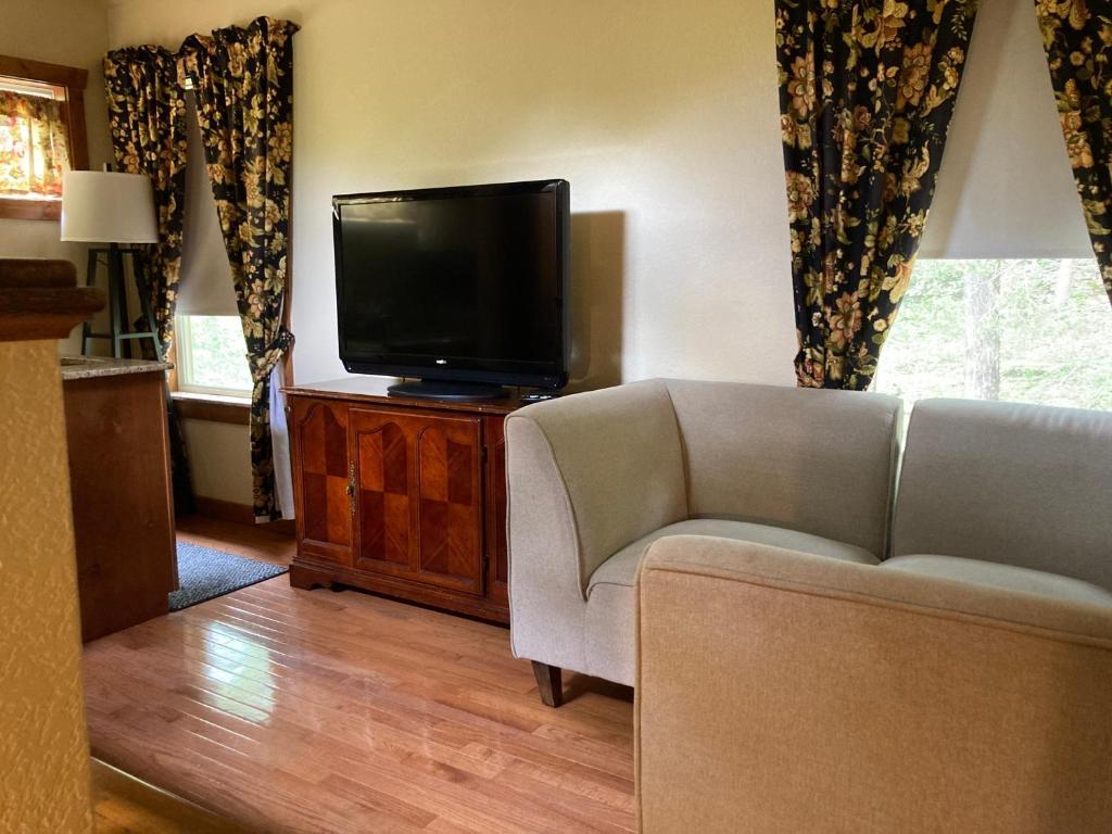 All Seasons Treehouse Village - Sycamore Hollow Treehouse7