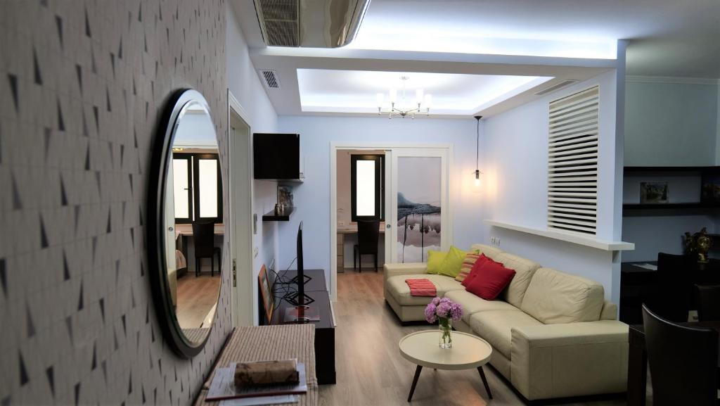 - un salon avec un canapé et un miroir dans l'établissement Top location Kristi apartments 05, à Tirana