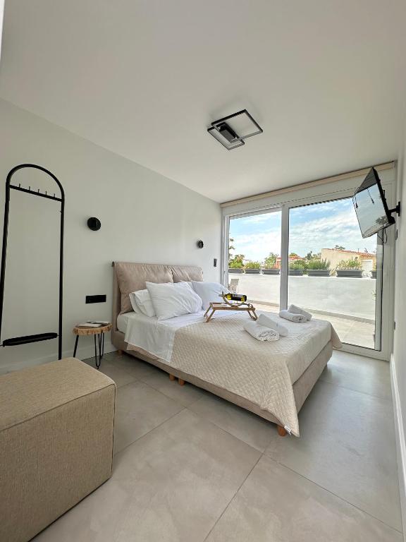 Step One | Luxury Suites right in the heart of Acropolis next to metro station - 带露台的套房