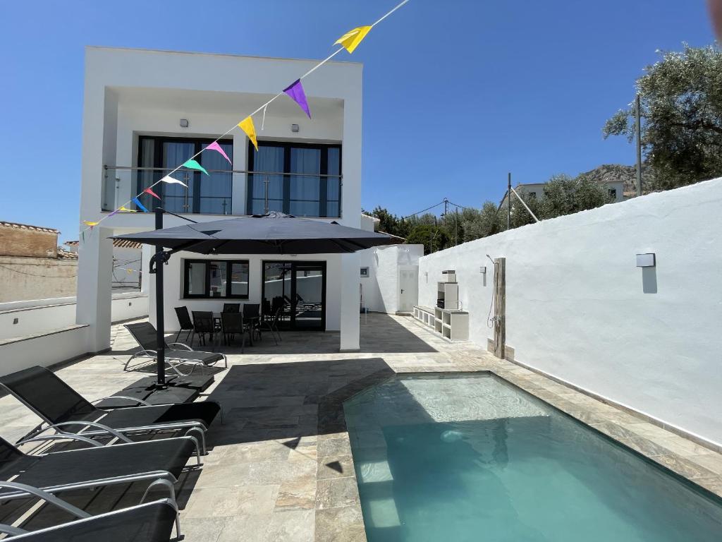 eine Villa mit einem Pool und einem Haus in der Unterkunft Villa La Fuente in Mondrón