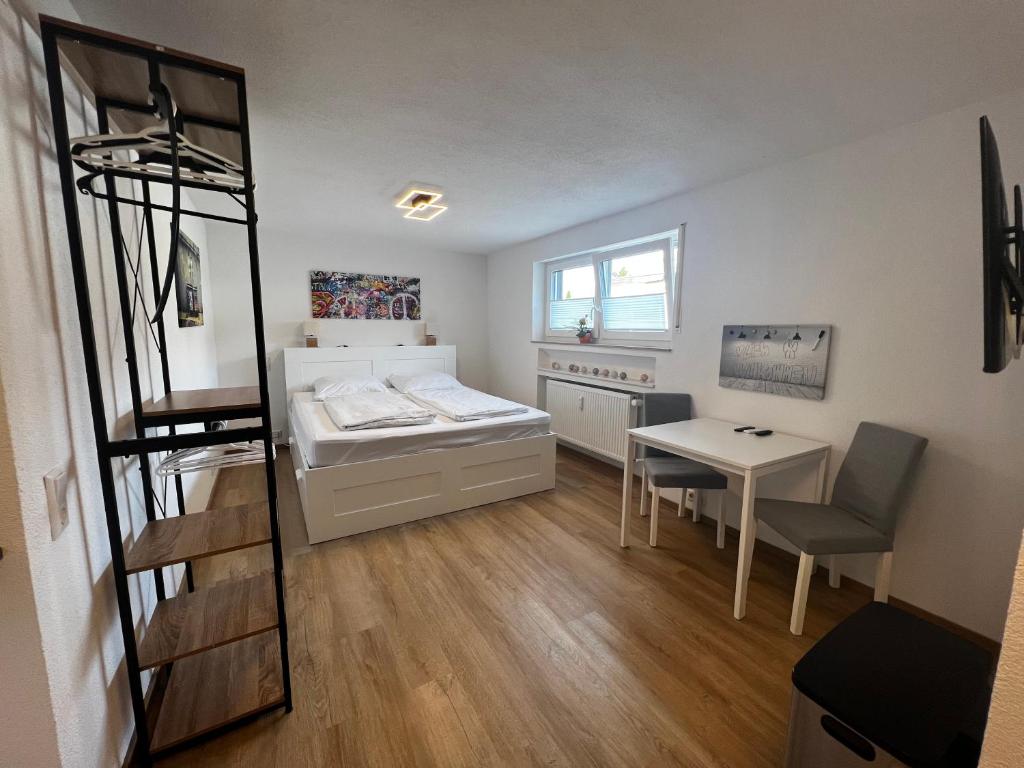 Ένα ή περισσότερα κρεβάτια σε δωμάτιο στο *moderne Wohnung ANTON in VS mit Küche+Bad