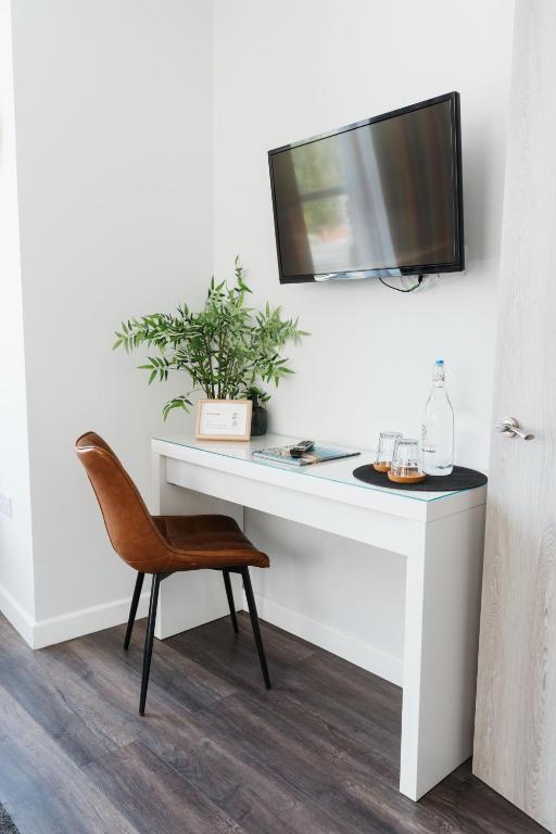 TV a/nebo společenská místnost v ubytování Design Suites Lytham