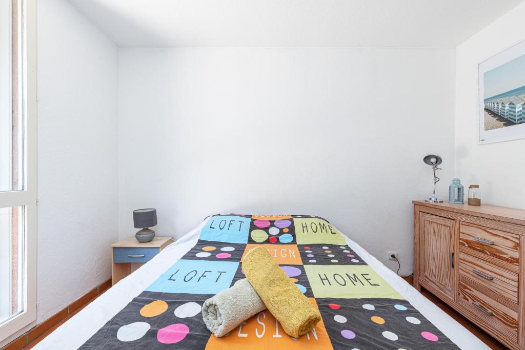 a bedroom with a bed and a dresser at Appartement familial avec jardin ensoleillé dans la cité des Potiers in Vallauris