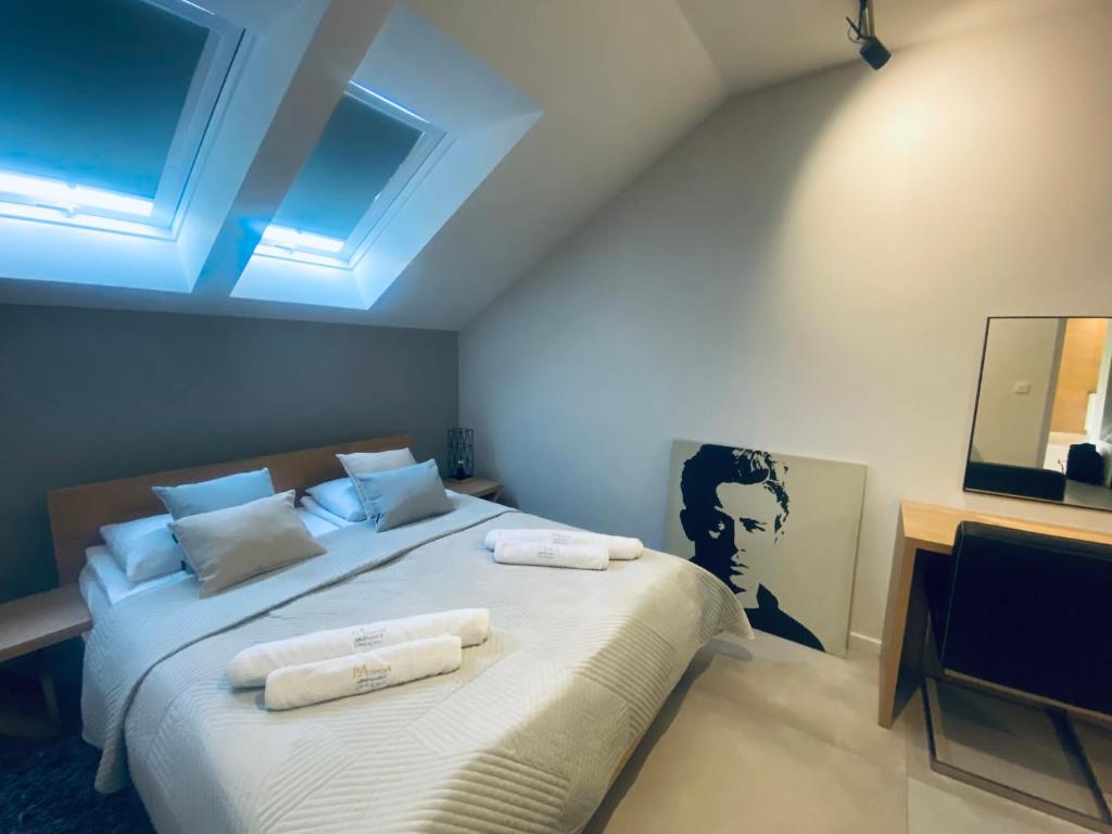 ウストロニエ・モルスキエにあるApartament Dwie Sosny Patrycjaのベッドルーム1室(ベッド2台、タオル付)