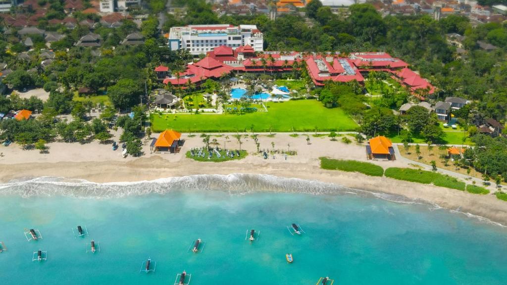 Holiday Inn Resort Baruna Bali, an IHG Hotel في كوتا: اطلالة جوية لمنتجع على الشاطئ