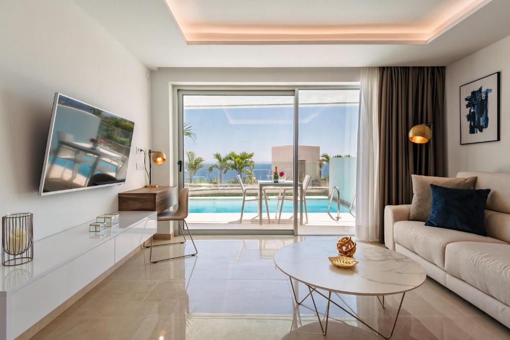 Basen w obiekcie Grand Horizon Luxury Boutique Apartments lub w pobliżu