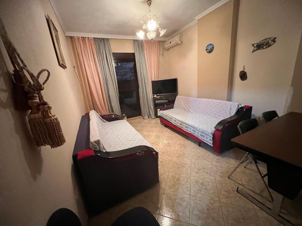 um quarto com 2 camas, uma mesa e uma secretária em Pallati Kajtazi em Durrës