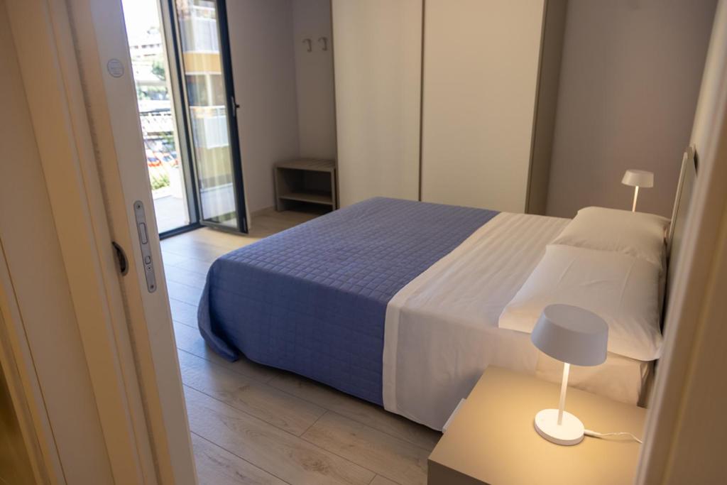 una camera con letto e tavolo con lampada di Novatek Apartment 202 Exclusive a Pescara