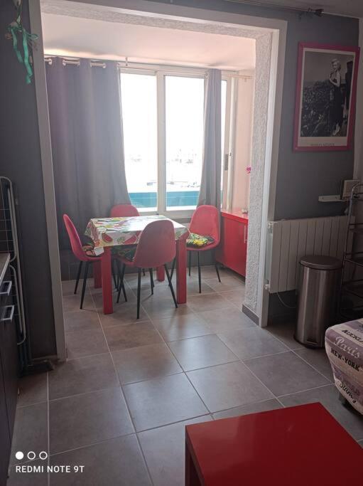 une salle à manger avec une table et des chaises et une fenêtre dans l'établissement Superbe appartement avec magnifique vue., au Barcarès