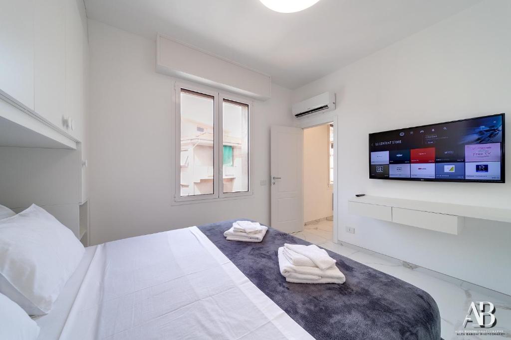 A bed or beds in a room at [Suite Aurora] Luxury in the center of Sanremo