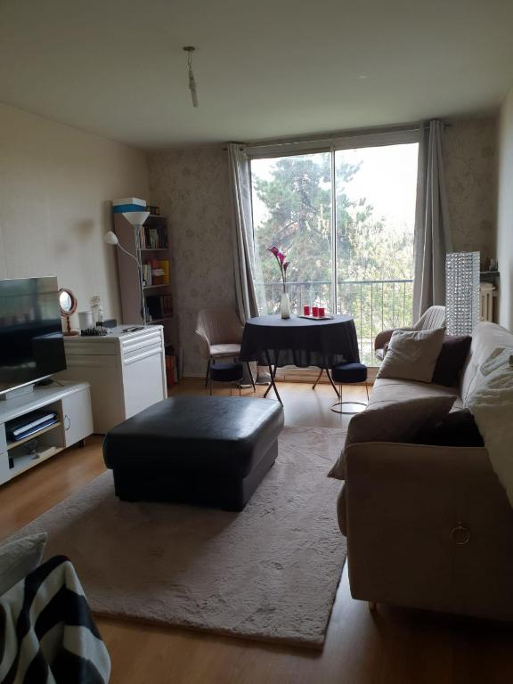 un salon avec un canapé et une table dans l'établissement Citytrip Paris, à Bobigny