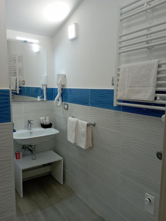 A bathroom at B&B Civico 64 Scalea