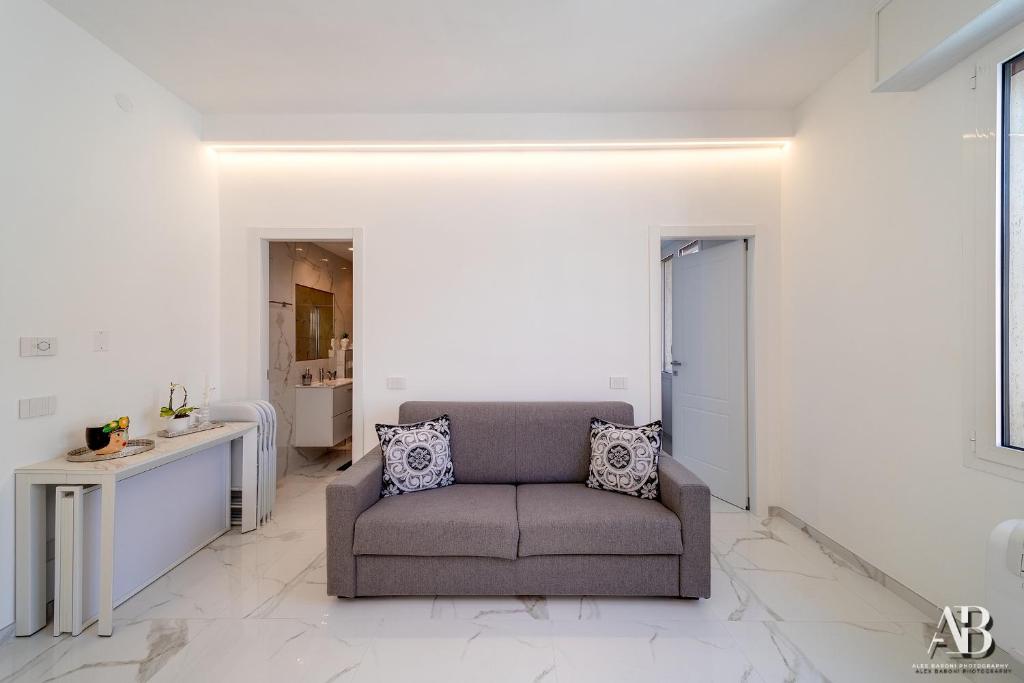 A seating area at [Suite Aurora] Luxury in the center of Sanremo
