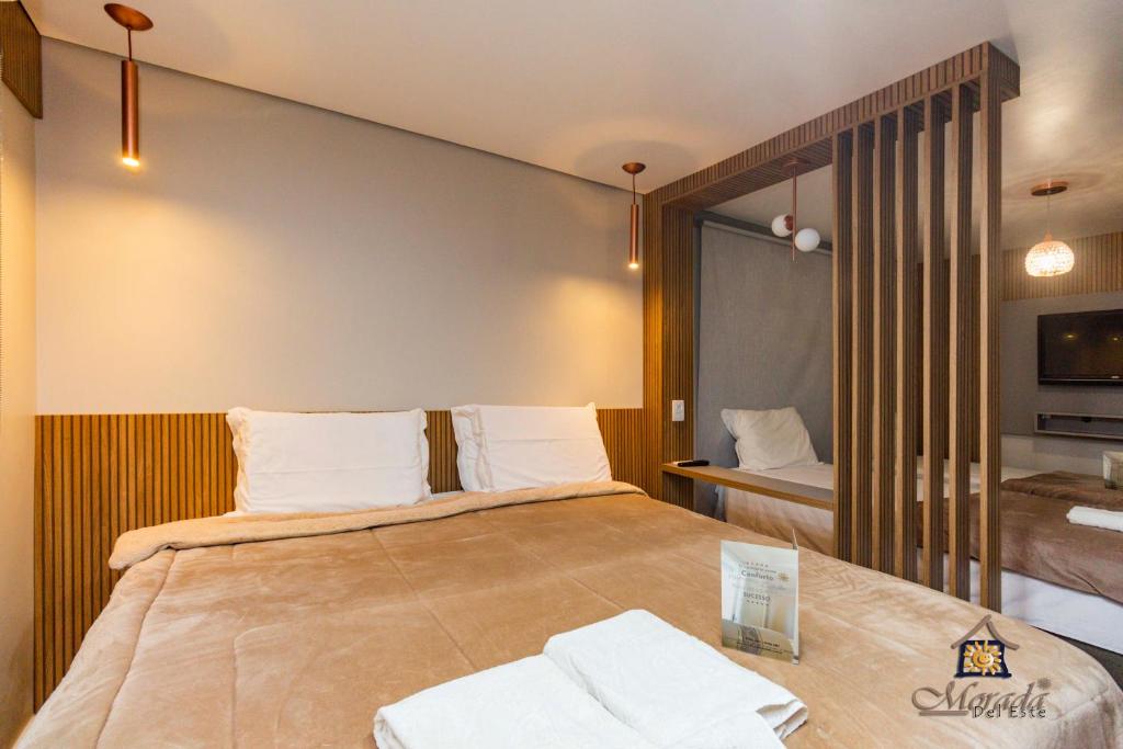 Un dormitorio con una cama grande con almohadas blancas. en Hotel Morada Del Este, en Canoas