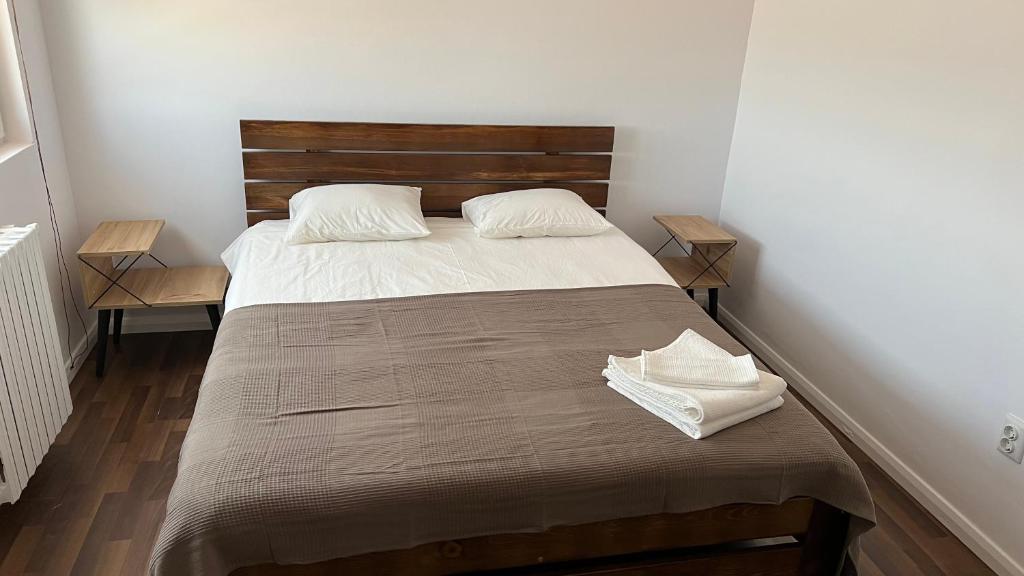 um quarto com uma cama grande e uma cabeceira em madeira em Central Apartment em Mangalia