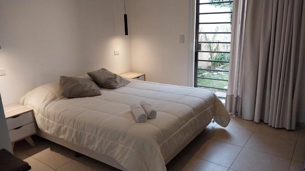 מיטה או מיטות בחדר ב-Adrogue Apartment Ezeiza Airport Shuttle 24hs